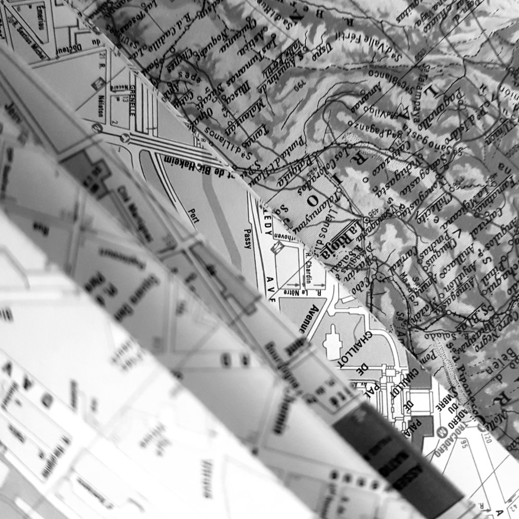 Nota del pueblo donde las vías comienzan a brillar como finísimos tubos de neón al&nbsp;sol.