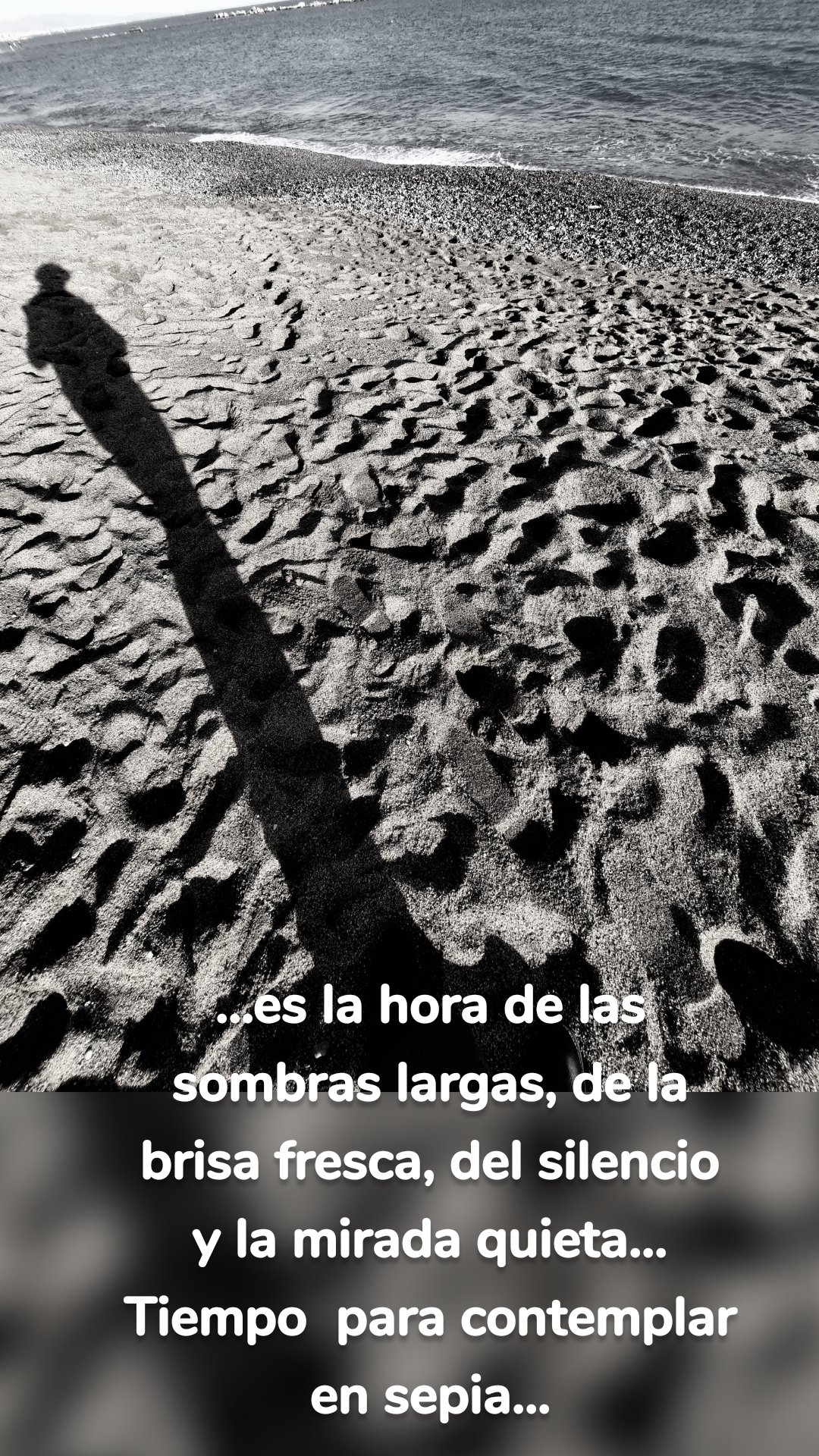 ...es la hora de las sombras largas, de la brisa fresca, del silencio y la mirada quieta...
Tiempo  para contemplar en sepia...