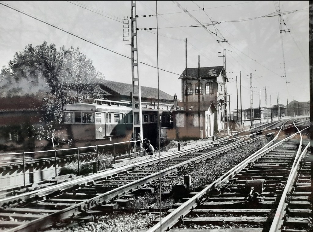 En uno y en otro sentido de las vías&nbsp;traqueteadas.